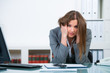 angestellt im büro mit burnout