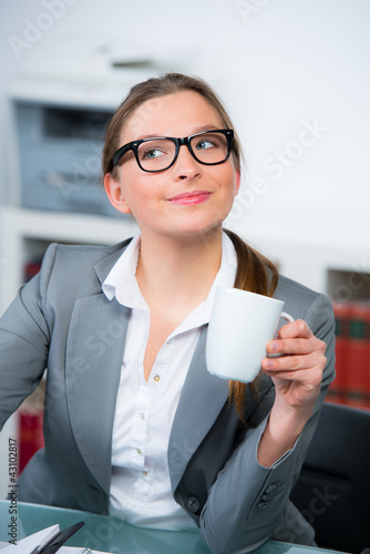 Foto: sekretärin gönnt sich eine kaffeepause sekretärin gönnt sich eine kaffeepause