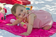 Foto: Petite fille jouant à l'ombre dans le jardin Petite fille jouant à l'ombre dans le jardin