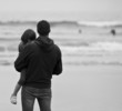 Photo: Padre con hija en cuello mirando al mar Padre con hija en cuello mirando al mar