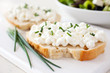 frisches Baguette mit Hüttenkäse