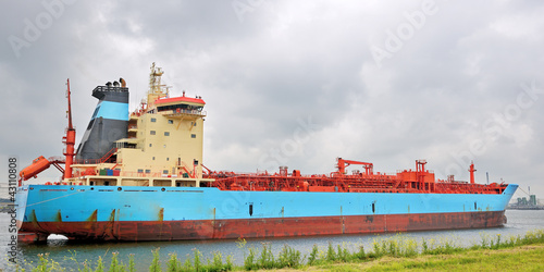 Foto: gas tanker with oil tanker on the background gas tanker with oil tanker on the background