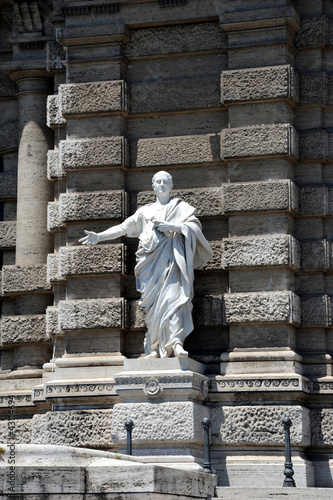 Photo: Rom Figur vor dem Justizpalast Rom Figur vor dem Justizpalast