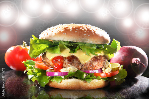 Photo: Hamburger im Rampenlicht bei Blitzgewitter, ein Star ist geboren Hamburger im Rampenlicht bei Blitzgewitter, ein Star ist geboren