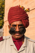 Indischer Wachmann mit rotem Turban, Jodhpur, Rajasthan, Indien