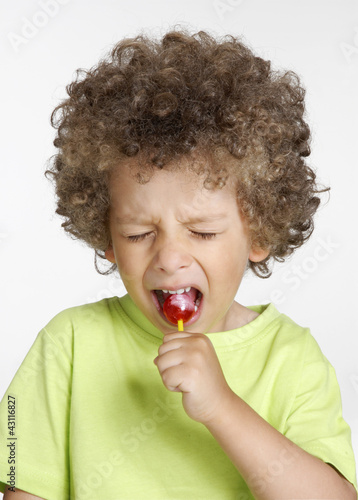 IMAGEN NINO COMIENDO GOLOSINA imagen nino comiendo golosina: