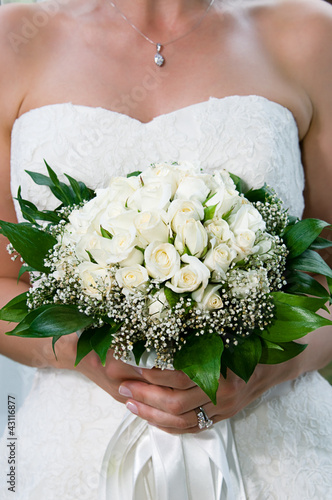 Foto: Bride holding wedding bouquet Bride holding wedding bouquet