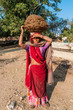 Foto: Eine indische Frau in rotem Sari, Rajasthan, Indien Eine indische Frau in rotem Sari, Rajasthan, Indien