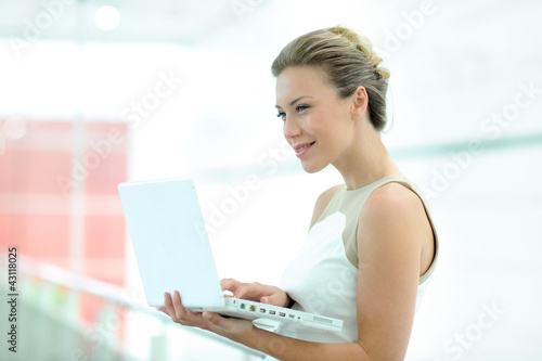 Foto: Beautiful corporate woman working on laptop Beautiful corporate woman working on laptop