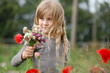 Mädchen und Blumen
