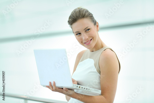 Foto: Beautiful corporate woman working on laptop Beautiful corporate woman working on laptop