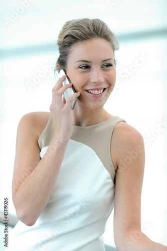 Foto: Blond executive woman talking on mobile phone Blond executive woman talking on mobile phone