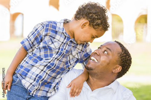 Foto: Happy Mixed Race Father and Son Playing Happy Mixed Race Father and Son Playing