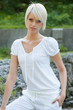 Model steht auf Felsen