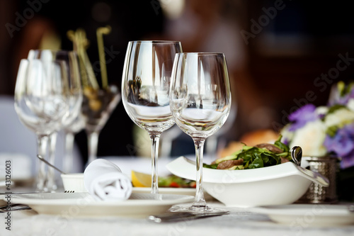 Photo: Empty glasses set in restaurant Empty glasses set in restaurant