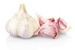 Foto: Fresh garlic and cloves on white, clipping path included Fresh garlic and cloves on white, clipping path included