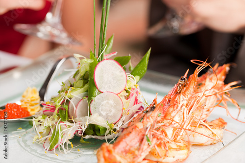Foto: Fresh Shrimps on Plate Fresh Shrimps on Plate