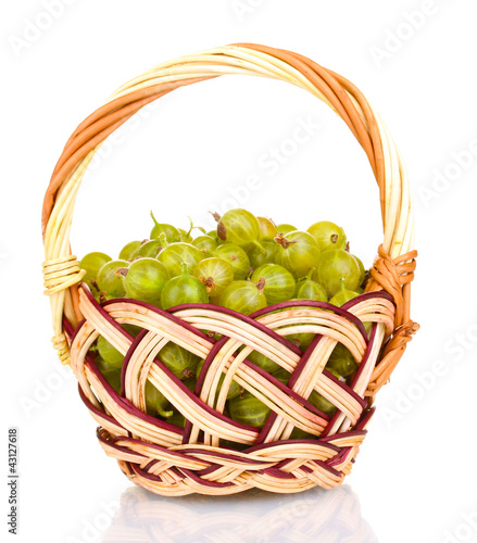 Foto: Green gooseberry in basket isolated on white Green gooseberry in basket isolated on white