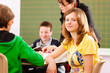 Schulkinder und Lehrerin lernen an der Schule