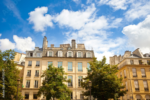 Foto: Häuser in Paris im Sommer Häuser in Paris im Sommer
