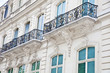 Haus mit Balkon auf der Champs Elysees in Paris Haus mit Balkon auf der Champs Elysees in Paris