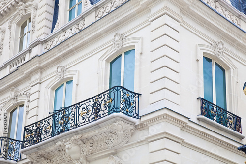 Photo: Haus mit Balkon auf der Champs Elysees in Paris Haus mit Balkon auf der Champs Elysees in Paris