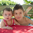 Photo: Frère et soeur, regard en coin (9 mois, 6-7 ans) Frère et soeur, regard en coin (9 mois, 6-7 ans)