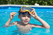 Photo: Enfant jouant dans une piscine Enfant jouant dans une piscine