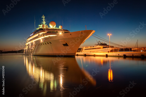 Foto: Modern cruise liner in the harbor at night Modern cruise liner in the harbor at night