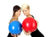 Zwei Frauen mit Gymnastikball