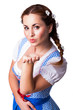 Luftkuss einer attraktiven jungen Frau im Dirndl