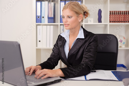 Photo: Blonde junge Frau im Büro Blonde junge Frau im Büro