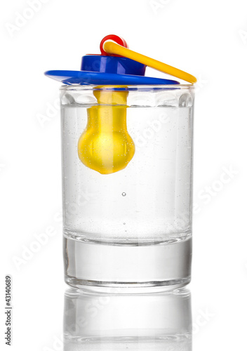 Foto: Baby dummy with alcoholic beverage isolated on white Baby dummy with alcoholic beverage isolated on white