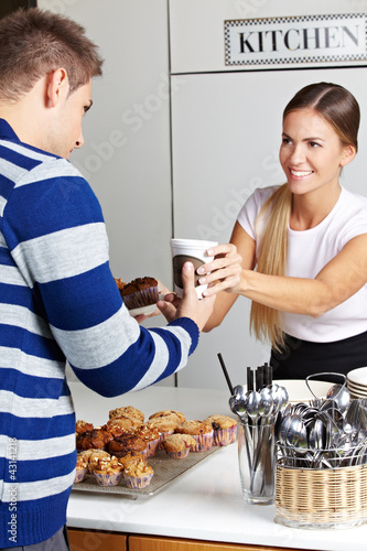 Foto: Kunde kauft Kaffee und Kuchen in Bäckerei Kunde kauft Kaffee und Kuchen in Bäckerei