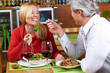 Foto: Älteres Paar beim Abendessen im Restaurant Älteres Paar beim Abendessen im Restaurant