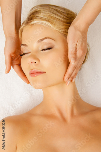 Foto: beautiful woman in massage salon beautiful woman in massage salon