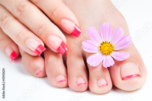 Foto: manicure and pedicure relaxing with flowers manicure and pedicure relaxing with flowers