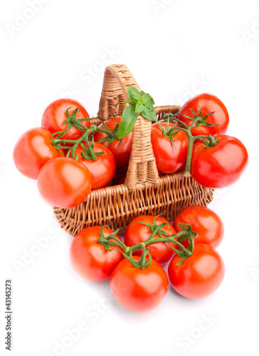 Foto: Wicker basket full of delicious tomatoes Wicker basket full of delicious tomatoes