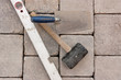 hammer, kelle und wasserwaage,
