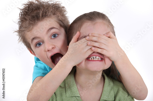 Foto: Children playing peek-a-boo Children playing peek-a-boo