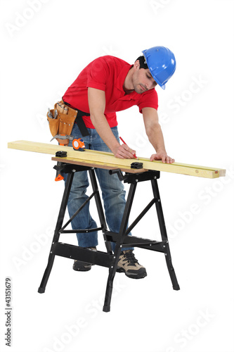 Foto: Man marking timber Man marking timber
