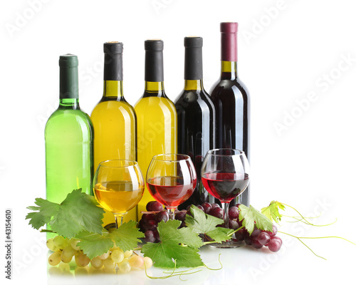 Foto: bottles and glasses of wine and ripe grapes isolated on white bottles and glasses of wine and ripe grapes isolated on white