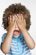 Niño expresivo cubriendo sus ojos,Niño gracioso.