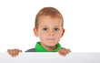 Kleiner Junge hinter weißer Wand