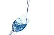 Wasser wird in ein Wasserglas eingefüllt