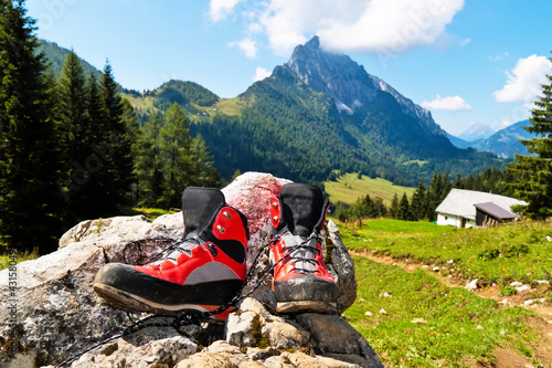 Photo: Wanderschuhe bei Wanderung in den Bergen Wanderschuhe bei Wanderung in den Bergen