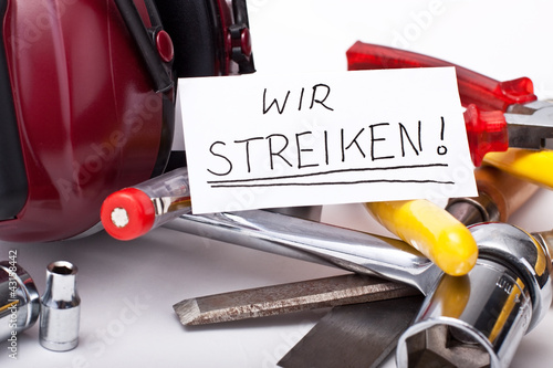 Photo: Handwerker haben Werkzeug nieder gelegt und streiken Handwerker haben Werkzeug nieder gelegt und streiken