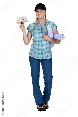 Foto: Decorator with rolls of wallpaper Decorator with rolls of wallpaper