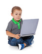 Kleiner Junge mit Laptop