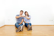 pärchen alleine in der wohnung